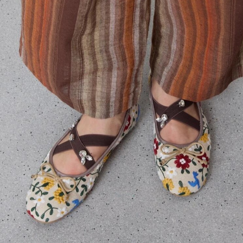 Women'S Fashion Footwear - Haftowane baleriny damskie z kwiatami, zdobione