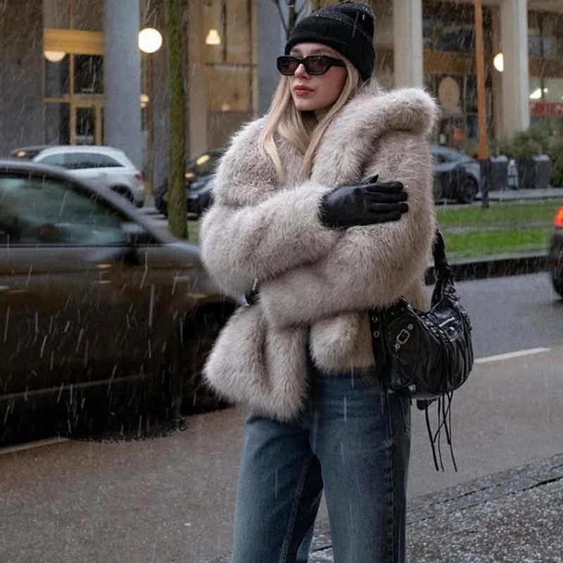 Women Fashion Icon - Zimowy, ikoniczny płaszcz z imitacji futra