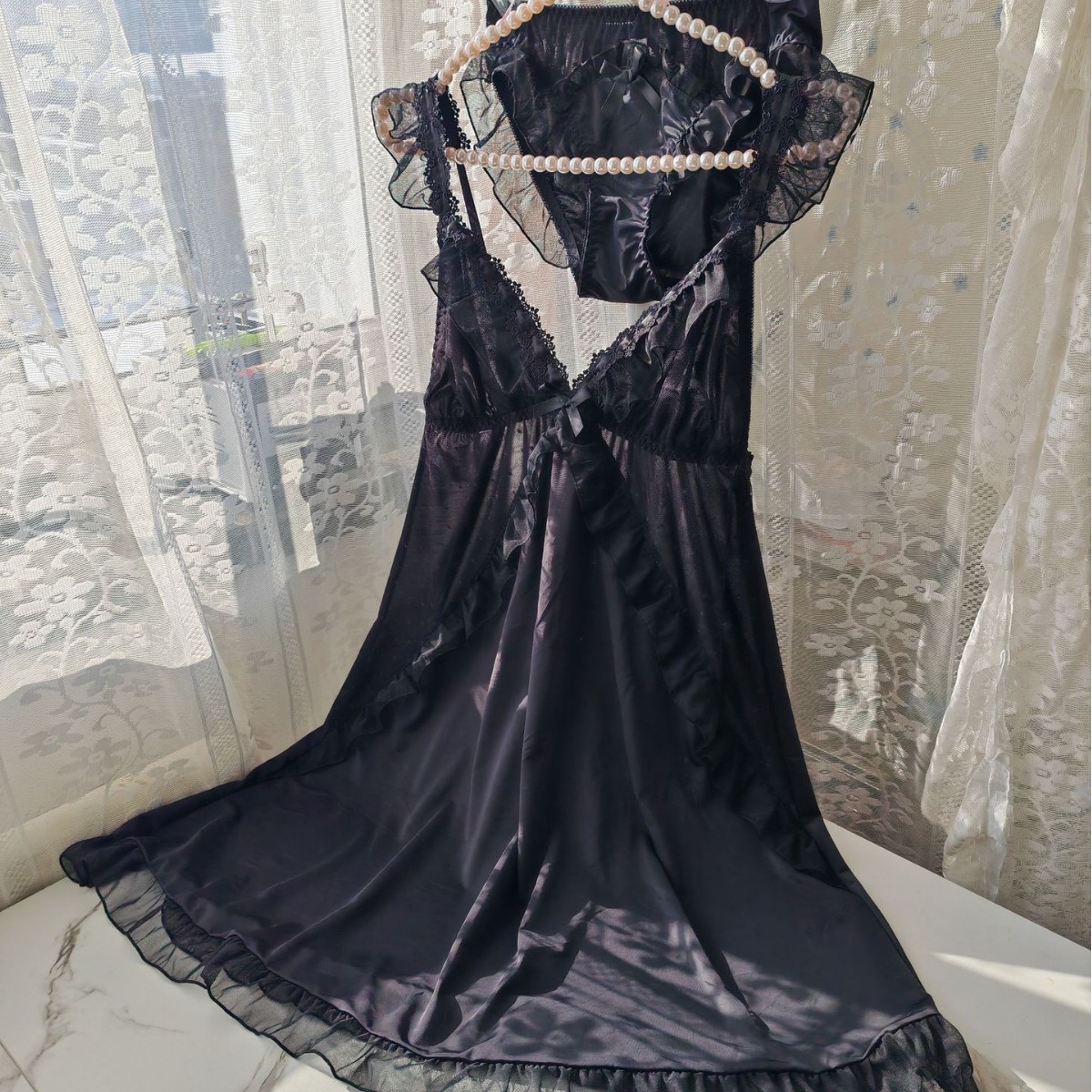 Spaghetti Strap Dress - Damski czarny komplet nocny z jedwabiu